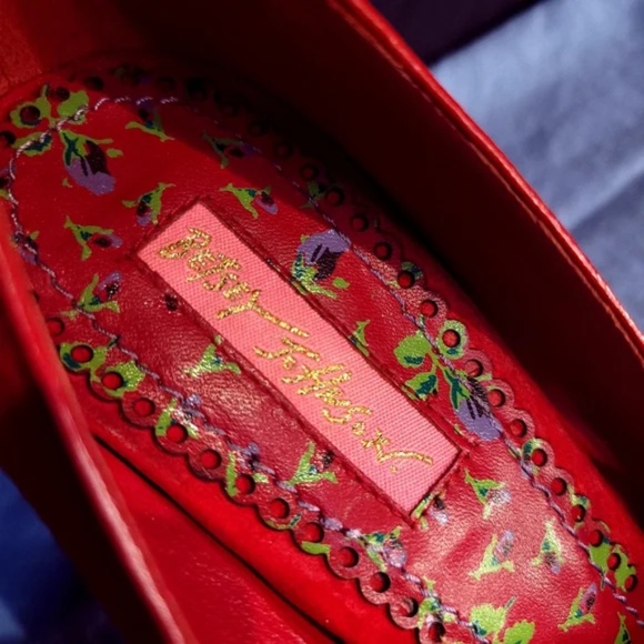 Betsey Johnson Kalen Redsde Pumps with flower detail - Picture 4 of 10